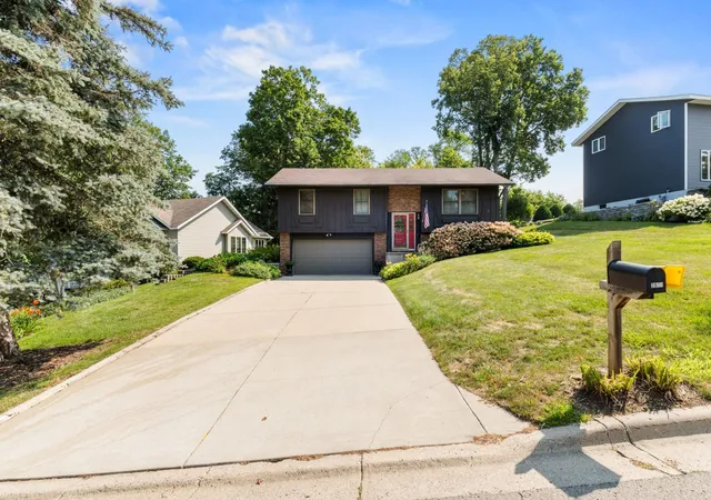 Photo 2 of Single family home for sale at 2517 Woodland Dr, Faribault, MN 55021 | MLS# 7104364 | Listing updated on 2026-09-14
