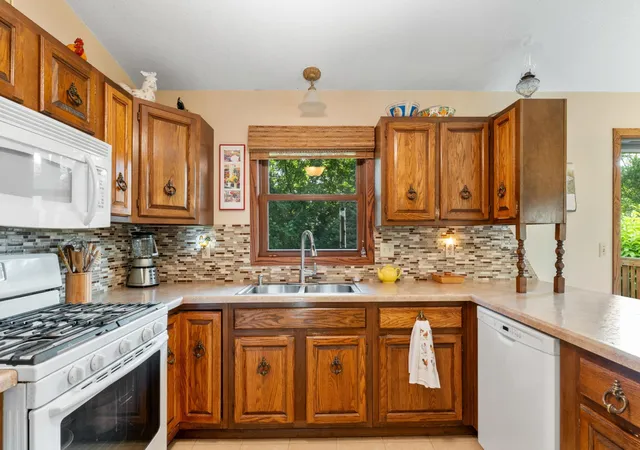 Photo 3 of Sale Pending at 2517 Woodland Dr, Faribault, MN 55021 | MLS# 7104364 | Listing updated on 2026-09-28