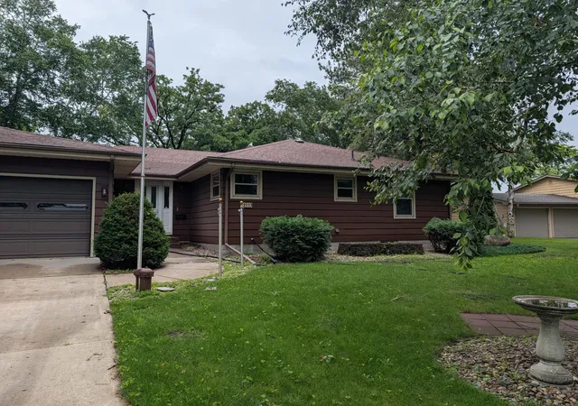 Photo 3 of Single family home for sale at 2113 Country Clb Dr Ne, Willmar, MN 56201 | MLS# 7104736 | Listing updated on 2026-09-10