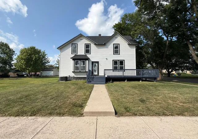 Photo 1 of Single family home for sale at 400 Walnut St Sw, Sleepy Eye, MN 56085 | MLS# 7105047 | Listing updated on 2026-09-14