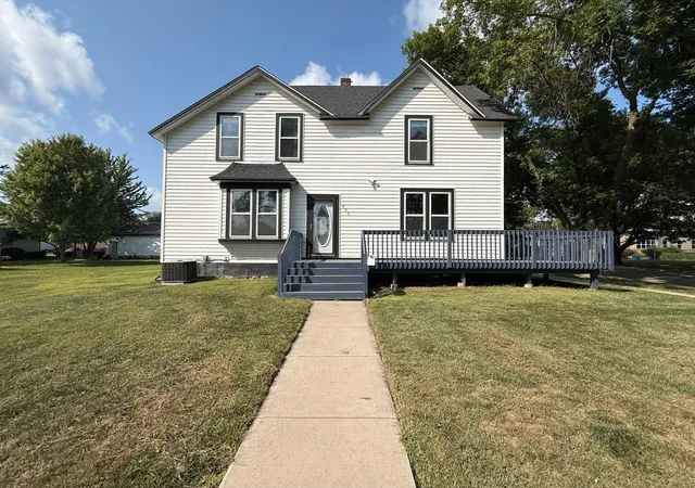 Photo 2 of Single family home for sale at 400 Walnut St Sw, Sleepy Eye, MN 56085 | MLS# 7105047 | Listing updated on 2026-09-14