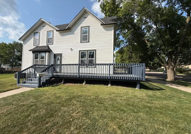 Photo 3 of Single family home for sale at 400 Walnut St Sw, Sleepy Eye, MN 56085 | MLS# 7105047 | Listing updated on 2026-09-14