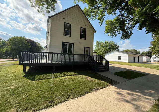Photo 3 of Single family home for sale at 400 Walnut St SW, Sleepy Eye, MN 56085 | MLS# 7105047 | Listing updated on 2026-09-14