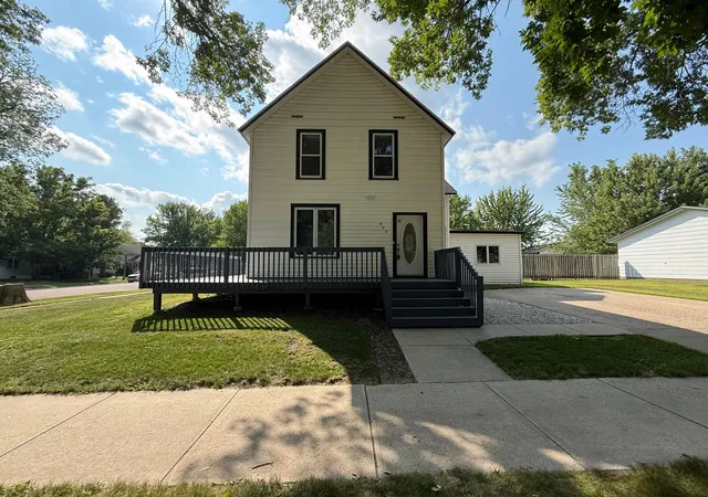 Photo 4 of Single family home for sale at 400 Walnut St SW, Sleepy Eye, MN 56085 | MLS# 7105047 | Listing updated on 2026-09-14