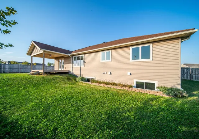 Photo 4 of Single family home for sale at 580 Canyon Ln NW, Eyota, MN 55934 | MLS# 7106608 | Listing updated on 2026-10-07