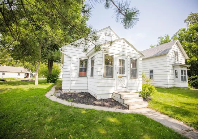 Photo 1 of Sale Pending at 402 W 8th Street, Morris, MN 56267 | MLS# 7106888 | Listing updated on 2026-09-22