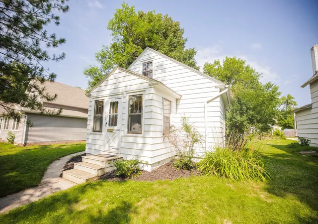 Photo 2 of Sale Pending at 402 W 8th Street, Morris, MN 56267 | MLS# 7106888 | Listing updated on 2026-09-22