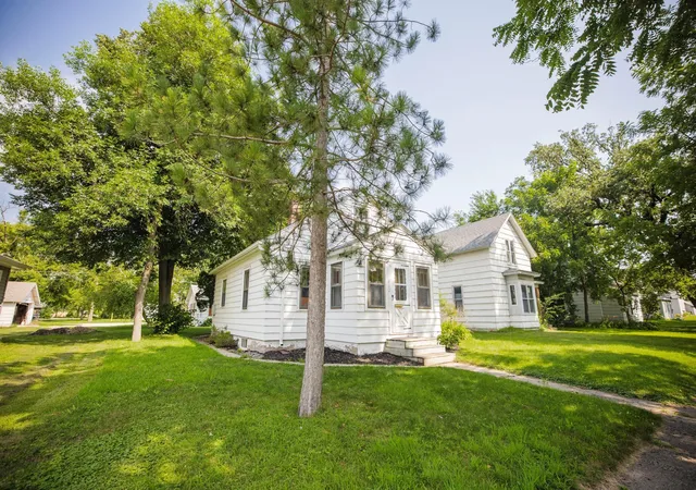 Photo 3 of Sale Pending at 402 W 8th Street, Morris, MN 56267 | MLS# 7106888 | Listing updated on 2026-09-22