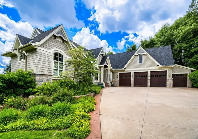 Photo 4 of Sale Pending at 9520 Whistling Valley Trl, Lake Elmo, MN 55042 | MLS# 7108249 | Listing updated on 2026-09-14
