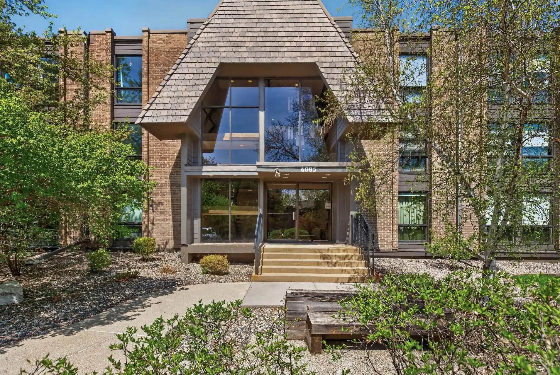 Listing Photo 2 - Condo for sale in 6085 Lincoln Dr located at 6085 Lincoln Dr, Edina, MN 55436 - Unit #225
