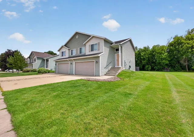 Photo 3 of Single family home for sale at 722 3rd Street Ne, Byron, MN 55920 | MLS# 7110918 | Listing updated on 2026-09-11