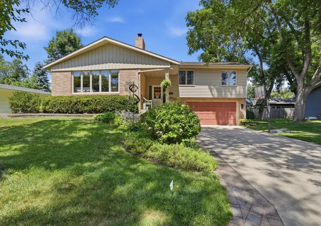 Photo 2 of Single family home for sale at 920 Meadow Ln, Willmar, MN 56201 | MLS# 7111118 | Listing updated on 2026-09-14