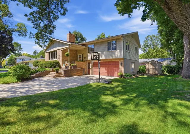 Photo 3 of Single family home for sale at 920 Meadow Ln, Willmar, MN 56201 | MLS# 7111118 | Listing updated on 2026-09-14