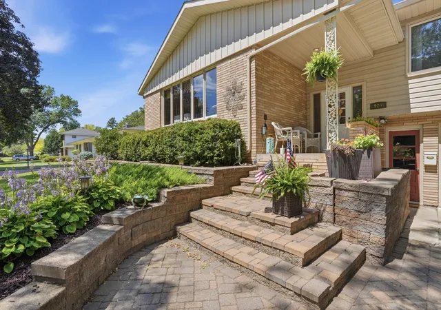 Photo 3 of Single family home for sale at 920 Meadow Ln, Willmar, MN 56201 | MLS# 7111118 | Listing updated on 2026-09-28