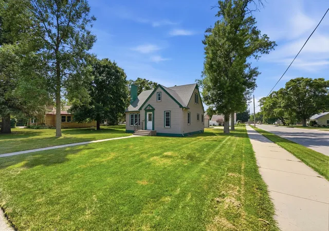 Photo 3 of Sale Pending at 1002 Cedar St, Alexandria, MN 56308 | MLS# 7111158 | Listing updated on 2026-10-01