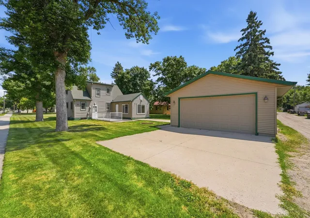 Photo 3 of Sale Pending at 1002 Cedar St, Alexandria, MN 56308 | MLS# 7111158 | Listing updated on 2026-10-01