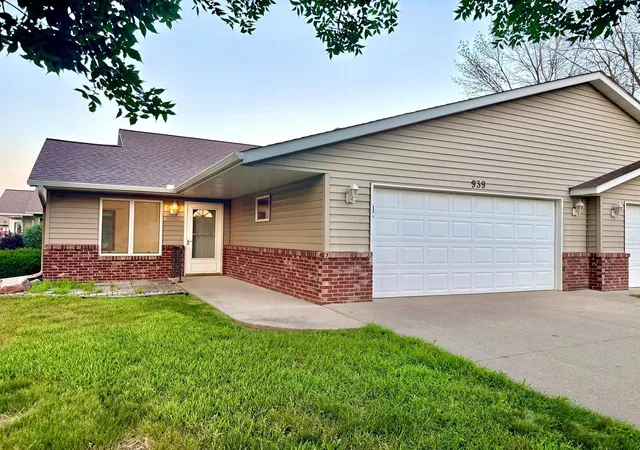 Photo 1 of Townhouse for sale at 939 Mayvis Blvd, Mankato, MN 56001 | MLS# 7111429 | Listing updated on 2026-09-12