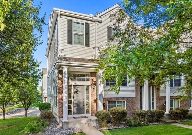 Photo 2 of Single family home for sale at 899 Ledgestone Dr, Saint Paul, MN 55115 | MLS# 7112308 | Listing updated on 2026-09-12