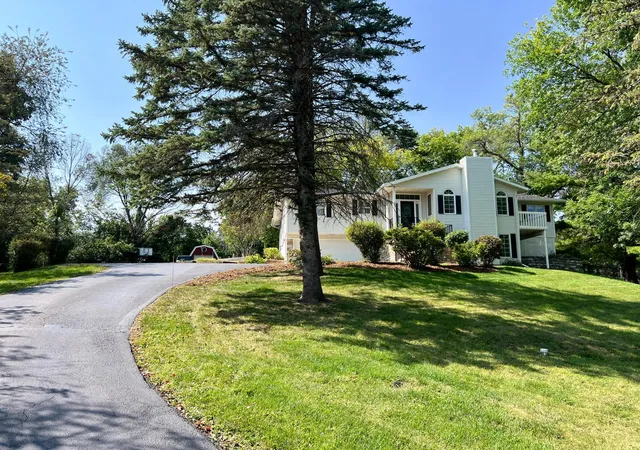 Photo 3 of Single family home for sale at 2211 Lenwood Dr SW, Rochester, MN 55902 | MLS# 7113518 | Listing updated on 2026-09-15