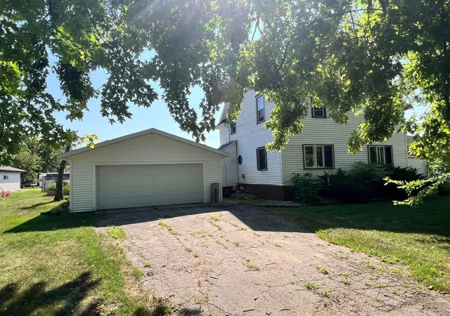 Photo 2 of Single family home for sale at 304 E 4th Street, Madison, MN 56256 | MLS# 7113554 | Listing updated on 2026-09-14
