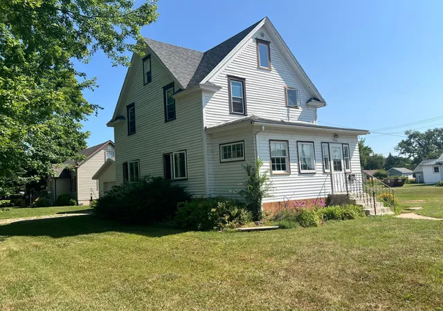 Photo 3 of Single family home for sale at 304 E 4th Street, Madison, MN 56256 | MLS# 7113554 | Listing updated on 2026-09-14