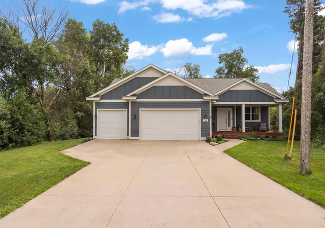 Photo 2 of Single family home for sale at 1268 Lincolntown Ave, Saint Paul, MN 55115 | MLS# 7113673 | Listing updated on 2026-09-12