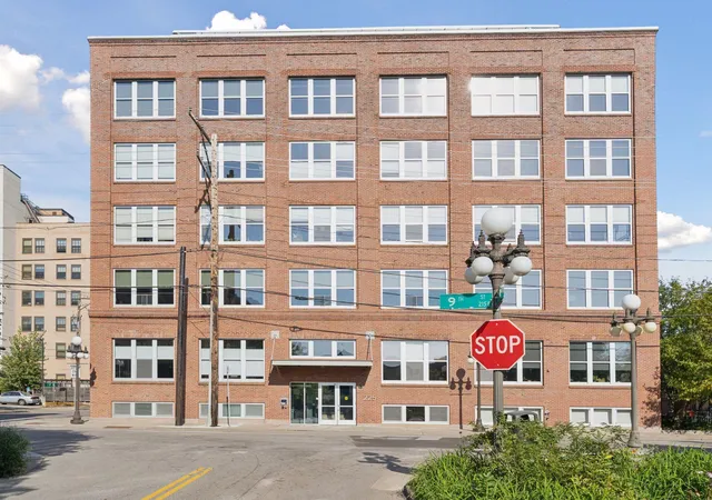 Listing Photo 3 - Condo for sale in building located at 225 9th St E, Saint Paul, MN 55101 - Unit #304