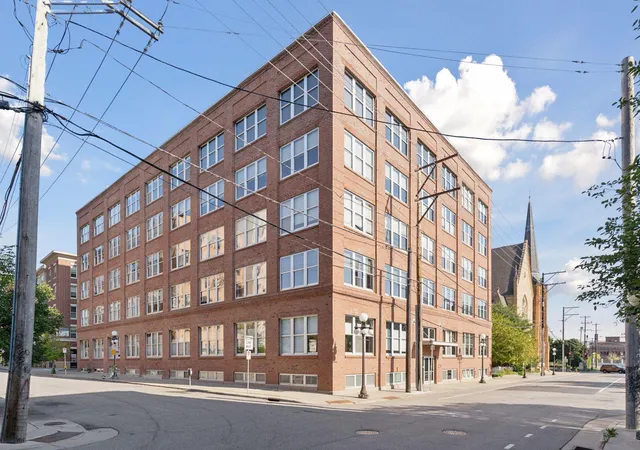 Listing Photo 4 - Condo for sale in building located at 225 9th St E, Saint Paul, MN 55101 - Unit #304