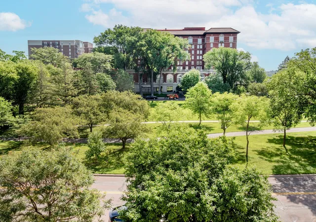 Photo 4 of Condo for sale at 2928 Dean Pkwy #4B, Minneapolis, MN 55416 | MLS# 7114960 | Listing updated on 2026-09-30
