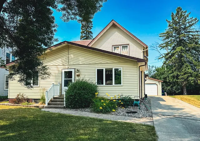 Photo 2 of Single family home for sale at 316 S Ash St, Crookston, MN 56716 | MLS# 7115011 | Listing updated on 2026-09-10