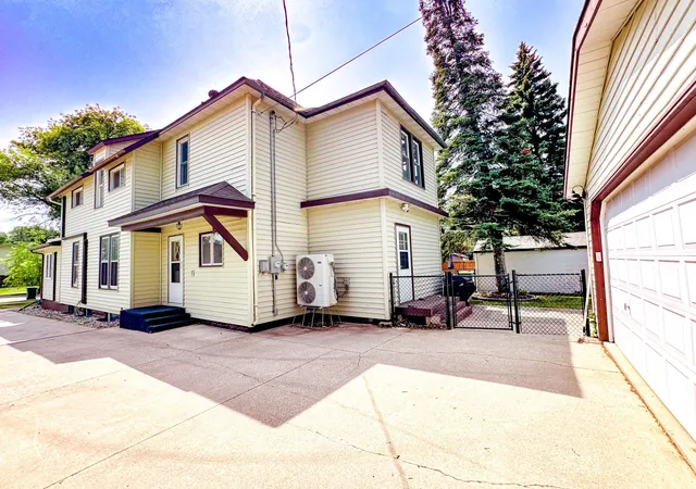 Photo 3 of Single family home for sale at 316 S Ash St, Crookston, MN 56716 | MLS# 7115011 | Listing updated on 2026-09-10