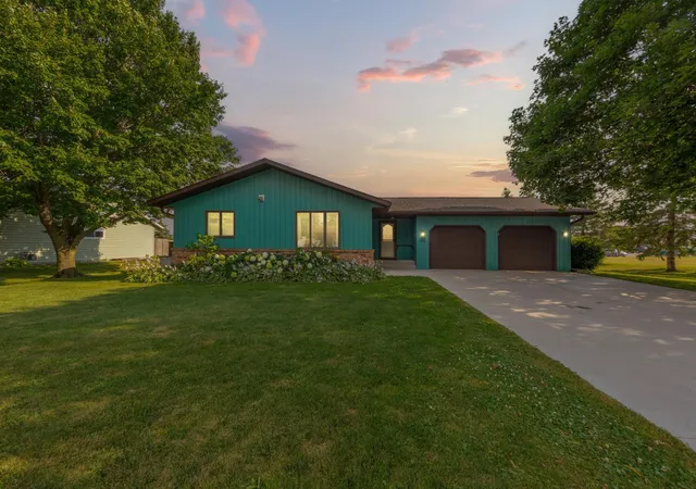 Photo 2 of Single family home for sale at 400 Beverly St, Wanamingo, MN 55983 | MLS# 7115419 | Listing updated on 2026-09-12
