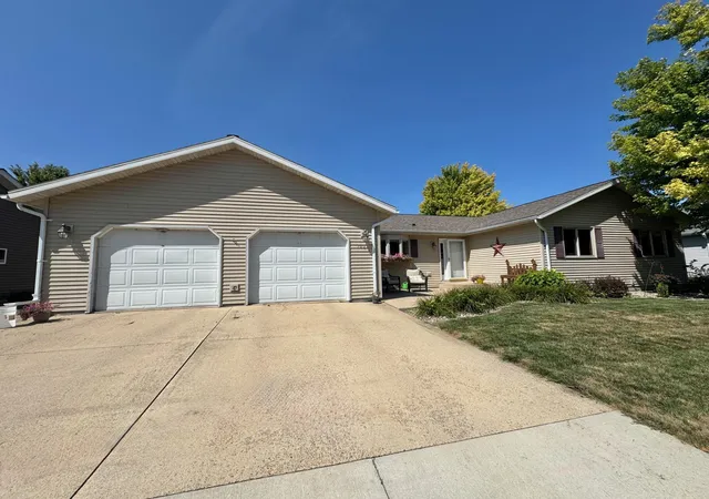 Photo 1 of Single family home for sale at 702 S Saratoga St, Marshall, MN 56258 | MLS# 7115596 | Listing updated on 2026-09-13