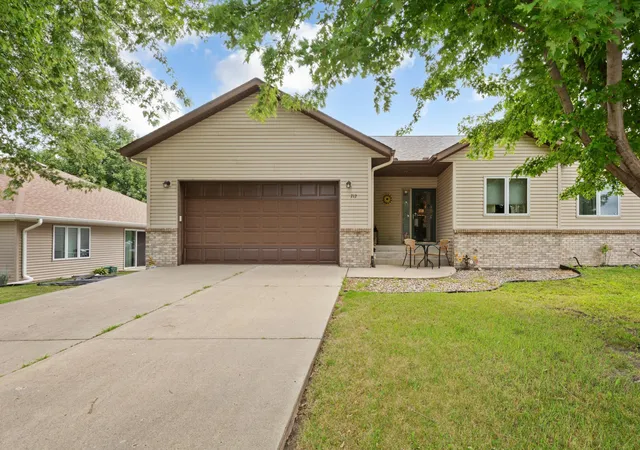 Photo 3 of Single family home for sale at 712 W Main St, Arlington, MN 55307 | MLS# 7116251 | Listing updated on 2026-09-22