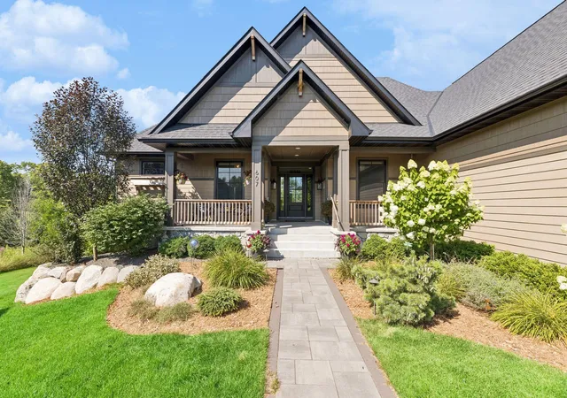 Photo 3 of Single family home for sale at 607 Heritage Pl, Stillwater, MN 55082 | MLS# 7116447 | Listing updated on 2026-09-19
