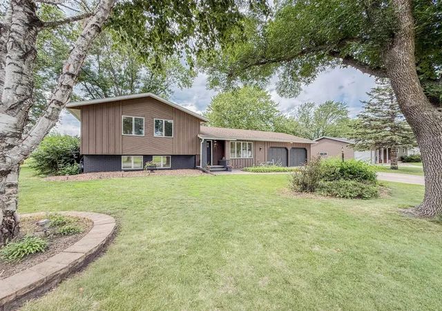 Photo 1 of Single family home for sale at 904 Birch Ave W, Hector, MN 55342 | MLS# 7116992 | Listing updated on 2026-09-14