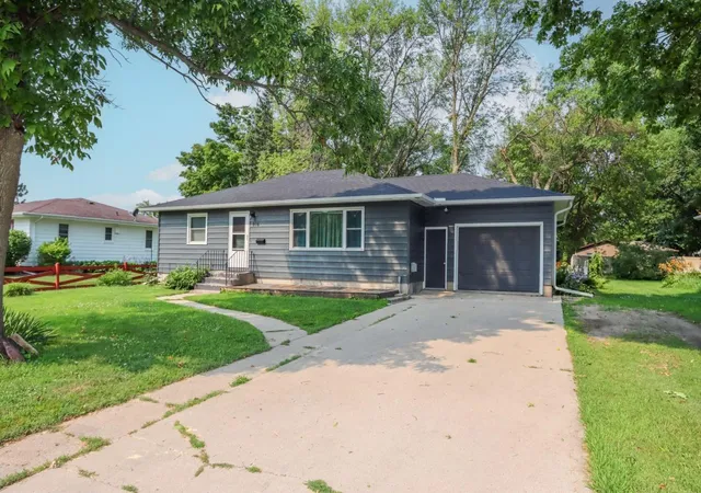 Photo 1 of Single family home for sale at 916 5th Street Sw, Waseca, MN 56093 | MLS# 7117257 | Listing updated on 2026-09-14