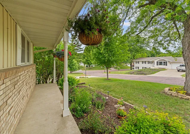 Photo 3 of Sale Pending at 137 Atwood Dr, Mankato, MN 56001 | MLS# 7117665 | Listing updated on 2026-09-11