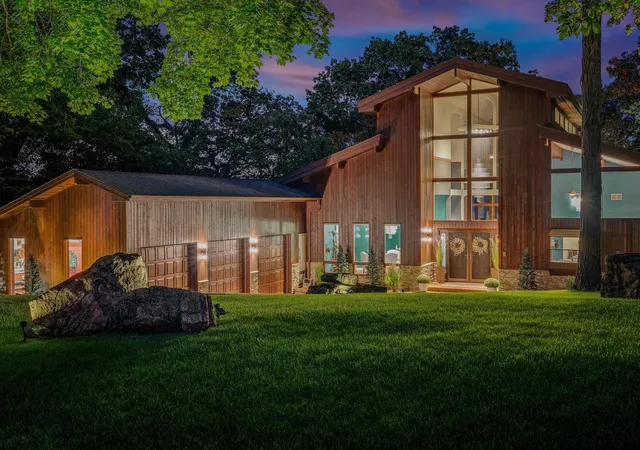 Photo 2 of Single family home for sale at 1555 Crescent Hills Dr, La Crescent, MN 55947 | MLS# 7118045 | Listing updated on 2026-09-27