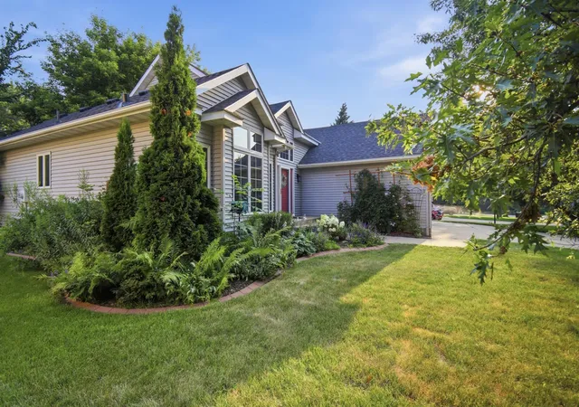 Photo 2 of Single family home for sale at 1688 Wedgewood Dr Ne, Owatonna, MN 55060 | MLS# 7119166 | Listing updated on 2026-09-11