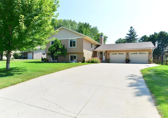 Photo 1 of Single family home for sale at 17400 Barrington Ct, Minnetonka, MN 55345 | MLS# 7120338 | Listing updated on 2026-09-15