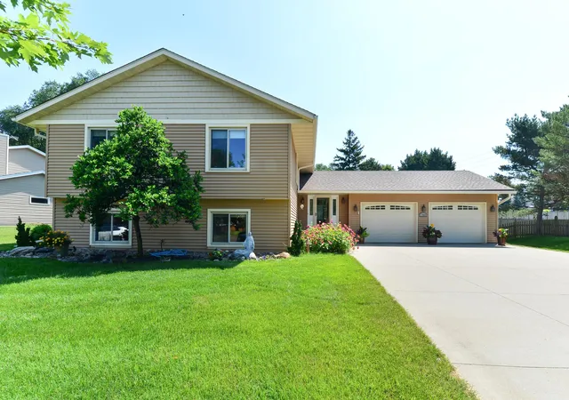 Photo 2 of Single family home for sale at 17400 Barrington Ct, Minnetonka, MN 55345 | MLS# 7120338 | Listing updated on 2026-09-15