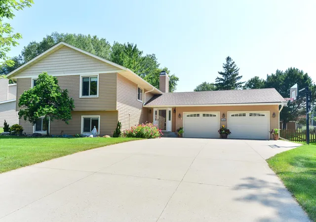 Photo 3 of Single family home for sale at 17400 Barrington Ct, Minnetonka, MN 55345 | MLS# 7120338 | Listing updated on 2026-09-15