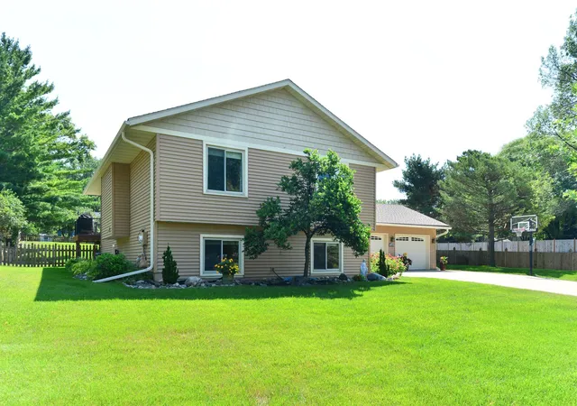 Photo 3 of Single family home for sale at 17400 Barrington Ct, Minnetonka, MN 55345 | MLS# 7120338 | Listing updated on 2026-09-15
