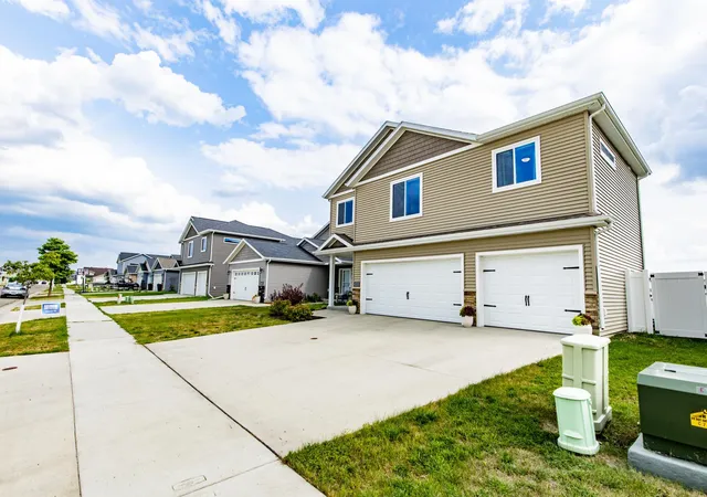 Photo 3 of Single family home for sale at 3005 38th Avenue S, Moorhead, MN 56560 | MLS# 7120894 | Listing updated on 2026-09-11