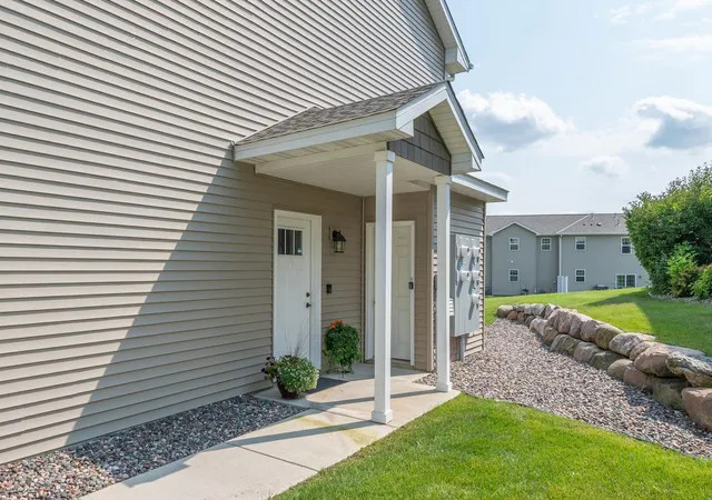 Photo 2 of Single family home for sale at 573 Ravencroft Rd, Waconia, MN 55387 | MLS# 7121162 | Listing updated on 2026-09-10