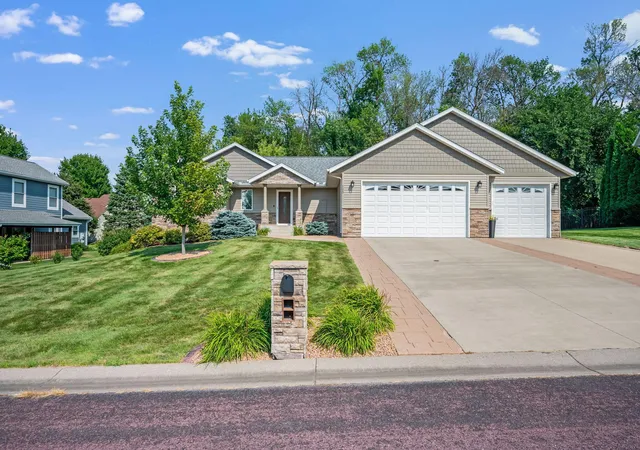 Photo 1 of Single family home for sale at 105 Hidden Oaks Cir, Mankato, MN 56001 | MLS# 7121400 | Listing updated on 2026-09-21