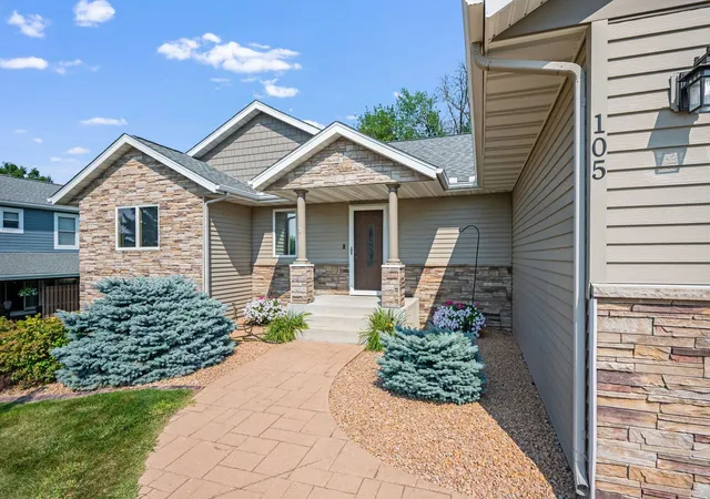 Photo 3 of Single family home for sale at 105 Hidden Oaks Cir, Mankato, MN 56001 | MLS# 7121400 | Listing updated on 2026-09-21