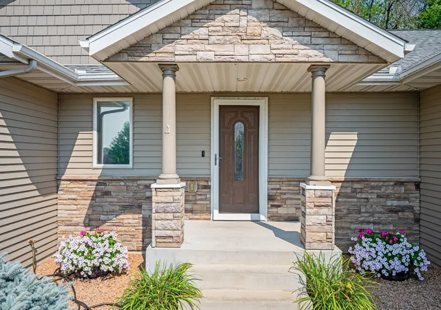 Photo 3 of Single family home for sale at 105 Hidden Oaks Cir, Mankato, MN 56001 | MLS# 7121400 | Listing updated on 2026-09-26
