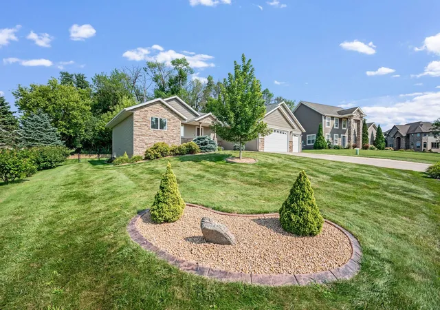 Photo 4 of Single family home for sale at 105 Hidden Oaks Cir, Mankato, MN 56001 | MLS# 7121400 | Listing updated on 2026-09-26